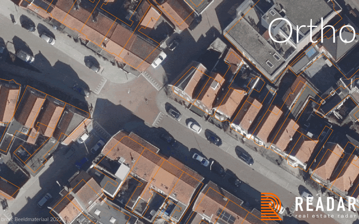 Luchtfoto: de TrueOrtho van Readar versus de normale orthofoto. In de TrueOrtho is geen omvalling zichtbaar waardoor deze perfect op de gebouwcontouren (oranje) past.